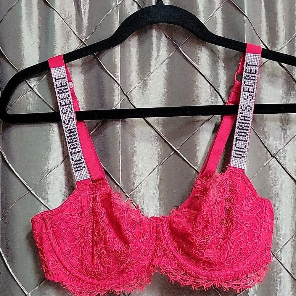 EUC- Victoria's Secret logo Shine Strap’ Lace Cup Balconnette Bra